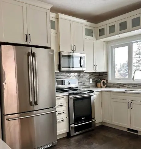 Modern 3Br Near Airport & Dt Villa Calgary