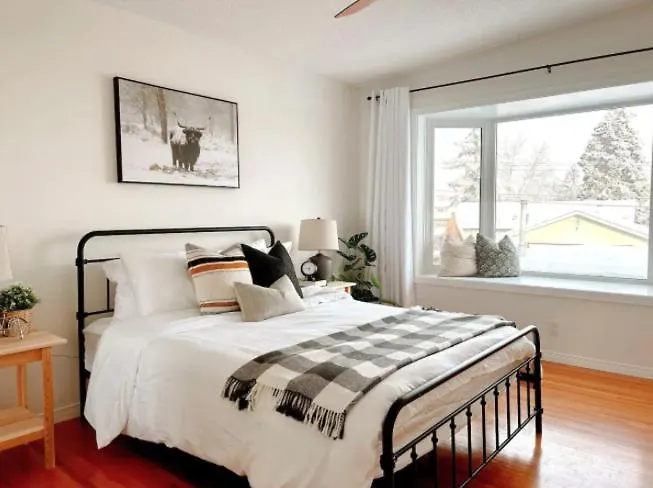 Modern 3Br Near Airport & Dt Villa Calgary